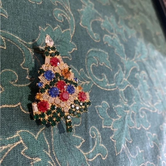 Vintage Rhinestone Christmas Tree Brooch Multi Color Open‎ Design Gold Tone Pin - Picture 2 of 3
